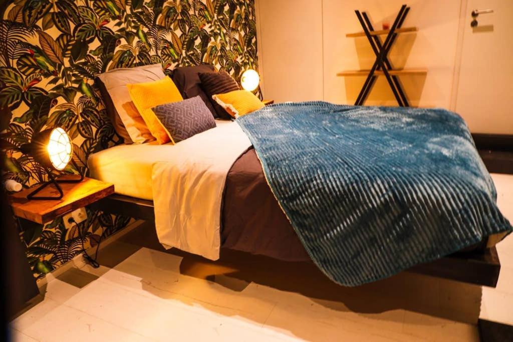 Amazon Corten Marche-en-Famenne Luaran gambar